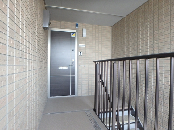 エントランス　掃除の行き届いた共用部。