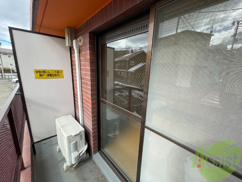 バルコニー　バルコニーは洗濯物を干すのに十分な広さがありますね。