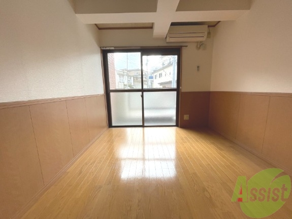 居室・リビング　７帖の洋室です。生活のメインとなる部屋ですね。