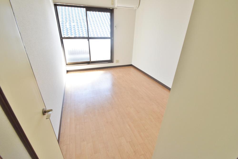 居室・リビング　白を基調とした綺麗な洋室です♪