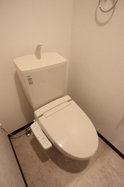 トイレ　同物件、別号室のものです。