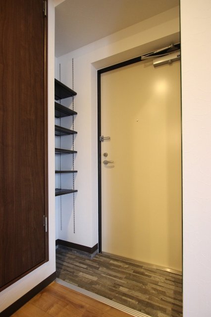 玄関　同物件、別号室のものです。