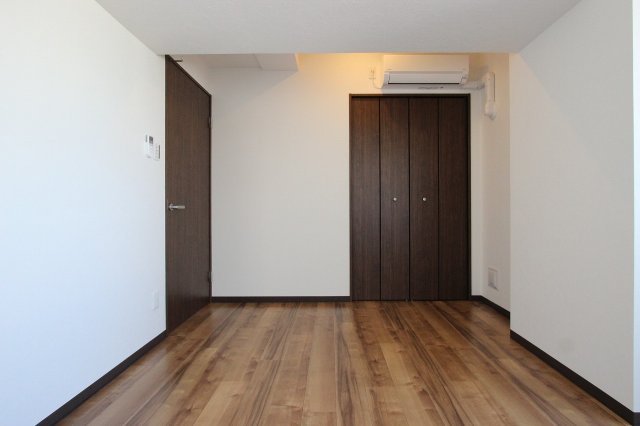 居室・リビング　同物件、別号室のものです。