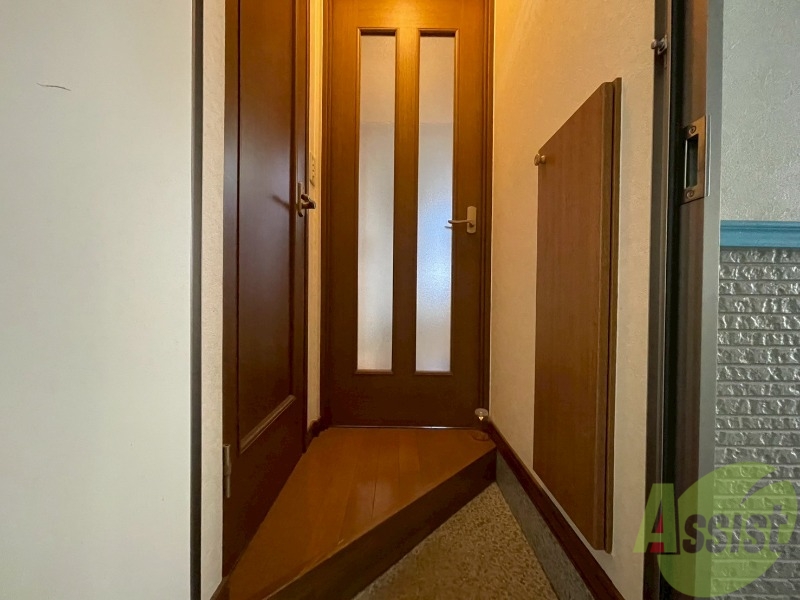 玄関　玄関です。すぐ広いリビングにつながっています。