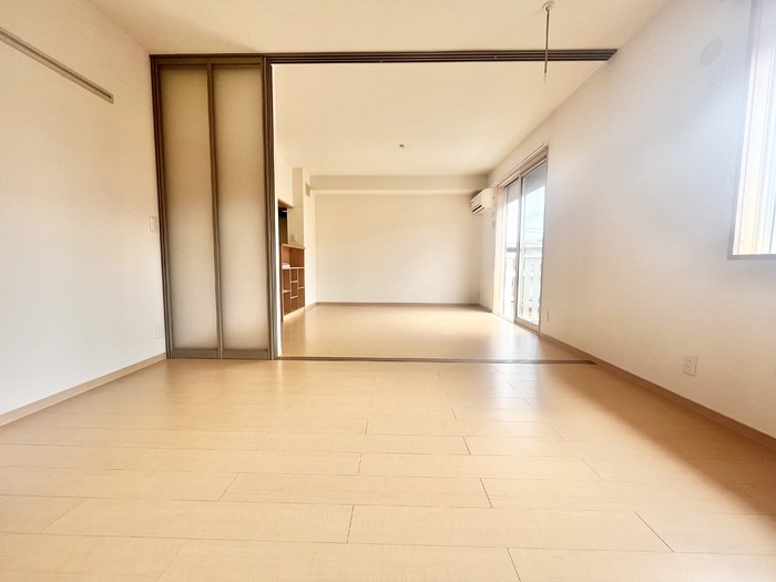 その他部屋・スペース　開放的な寝室です