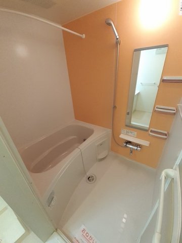 バス・シャワールーム　追い焚き・浴室乾燥機付きのお風呂です♪