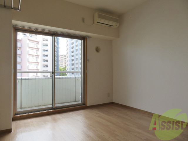 その他部屋・スペース　広々しているのでベッドを置いてもスペースがありそうですね。