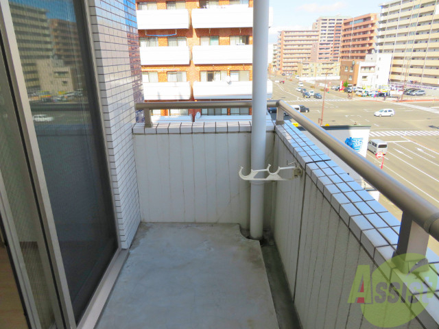 バルコニー　角部屋のバルコニーは眺望も良好、お洗濯もはかどりそうです