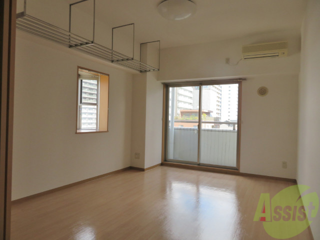 居室・リビング　北東向きの角部屋です、上部収納棚はめずらしいですね