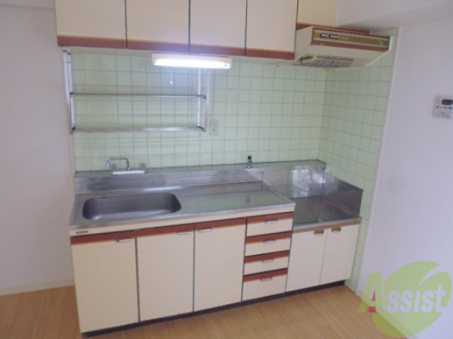 キッチン　広めキッチンなので大きめの鍋も洗いやすいシンク