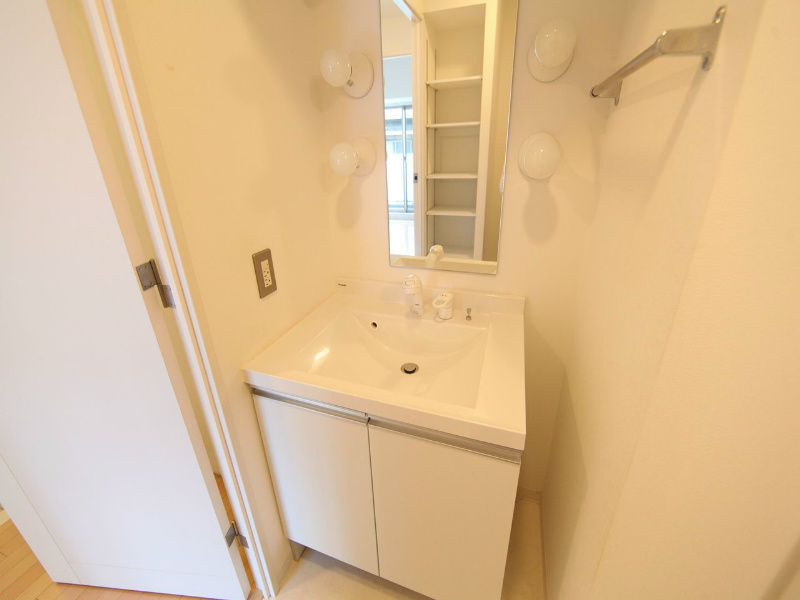 洗面設備　脱衣所　独立洗面台（シャンプードレッサー）洗濯機用意できます