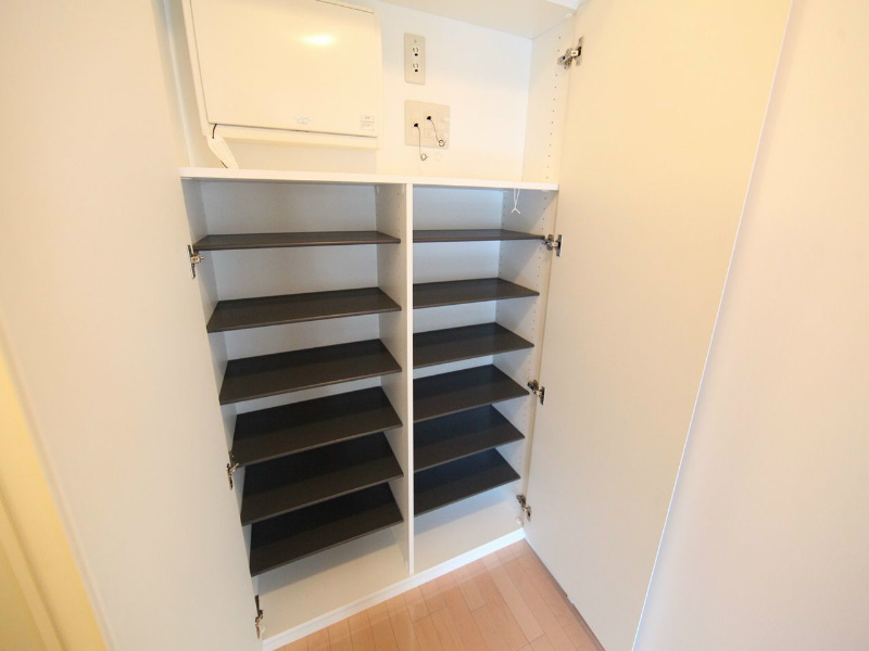 玄関　玄関　シューズボックス付（収納充実してます）