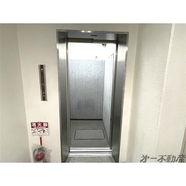 ロビー　エレベータ