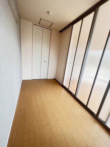 その他部屋・スペース　開放的な寝室です