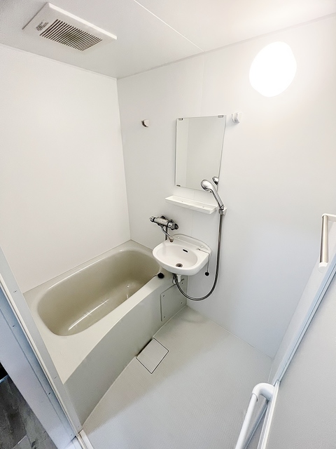 バス・シャワールーム　清潔感のある浴室・洗面化粧台