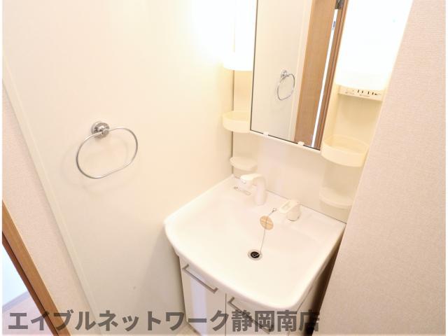 洗面設備　ゆったりとスペースのある洗面所