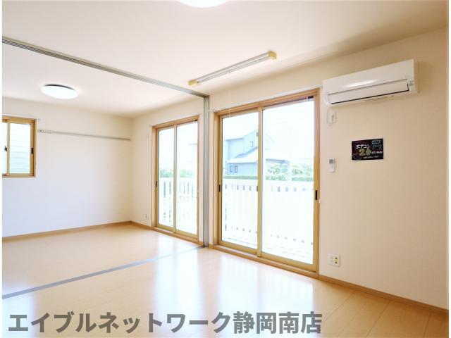 居室・リビング　こちらのリビングで趣味の時間をお楽しみください