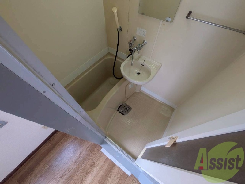 バス・シャワールーム　バスルームは狭すぎず、シャワーも浴びやすそうです。