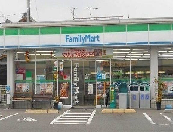 コンビニ　ファミリーマート（コンビニ）まで300m