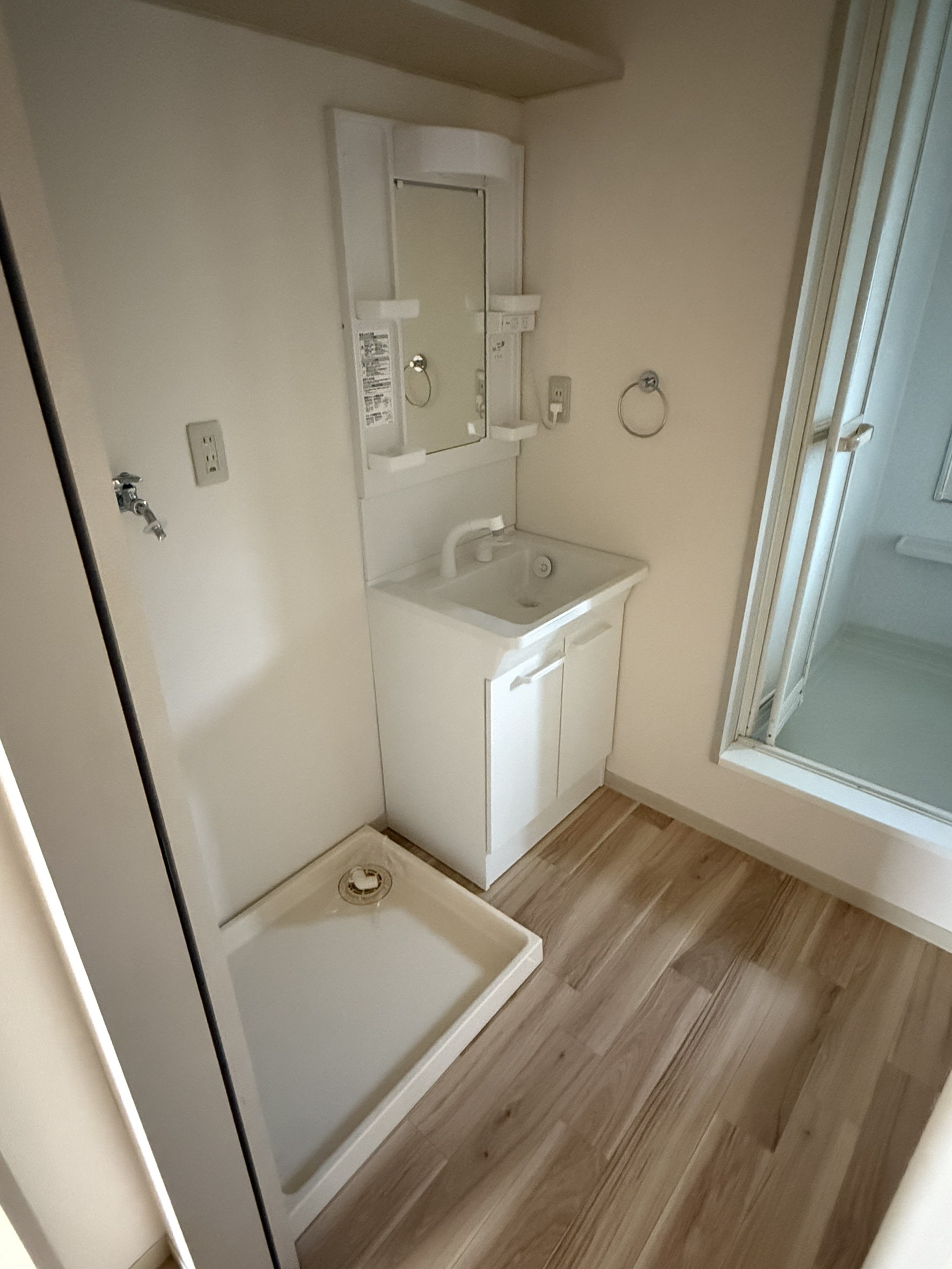 洗面設備　清潔感あふれる水廻りスペースとなっています