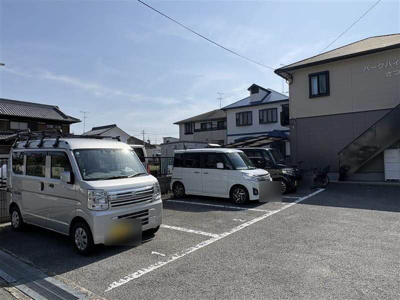 建物外観　敷地内駐車場