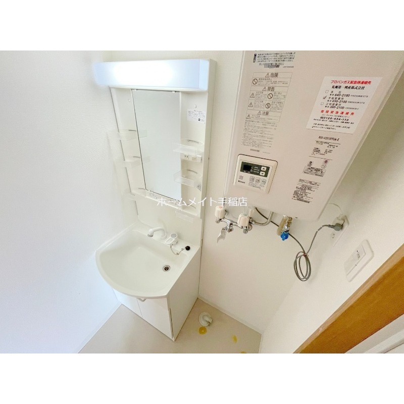 洗面設備　シャワー付きです！