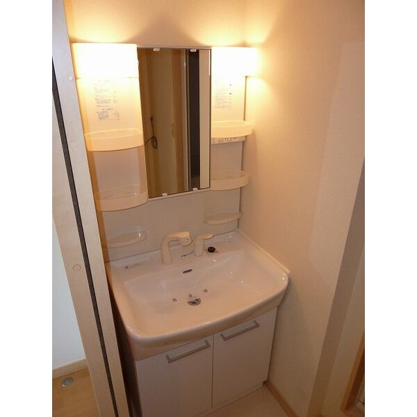 洗面設備　使いやすい独立洗面台です