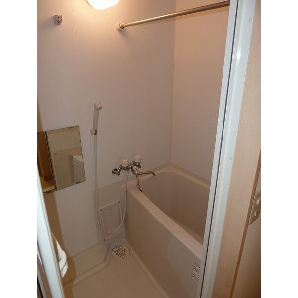 バス・シャワールーム　コンパクトで使いやすいお風呂です