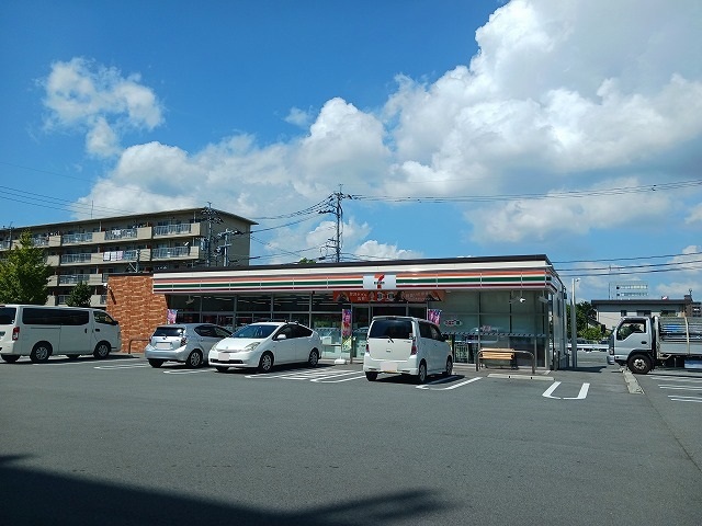 コンビニ　セブンイレブン八王寺団地入口店（コンビニ）まで230m