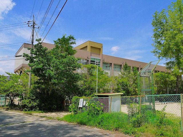 小学校　奈良市立富雄第三小学校（小学校）まで1046m