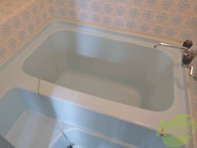 バス・シャワールーム　癒し効果のあるブルーの浴槽、一日の疲れもとれます。