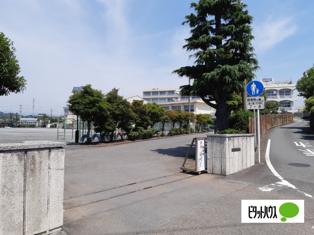 小学校　富士市立鷹岡小学校（小学校）まで937m