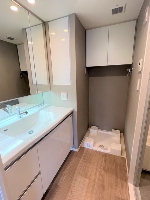 洗面設備　三面鏡