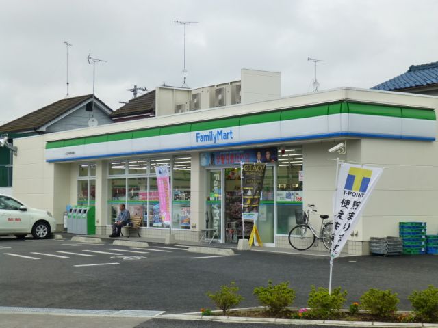 コンビニ　ファミリーマート（コンビニ）まで710m