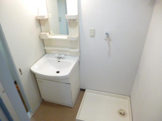 洗面設備　ゆったりとスペースのある洗面所