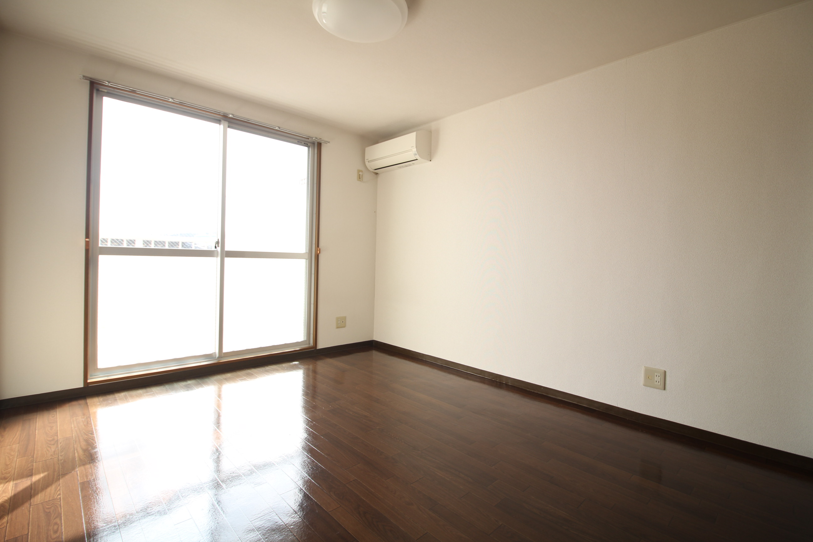 居室・リビング　落ち着いた色味のフローリング7.5帖居室♪