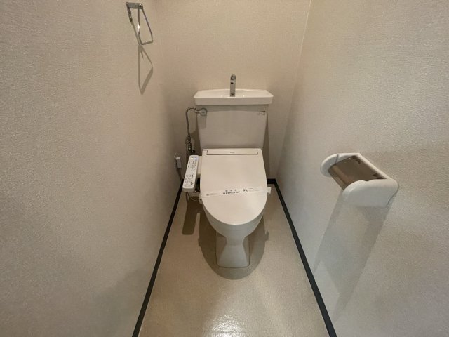 トイレ　別号室の写真です。