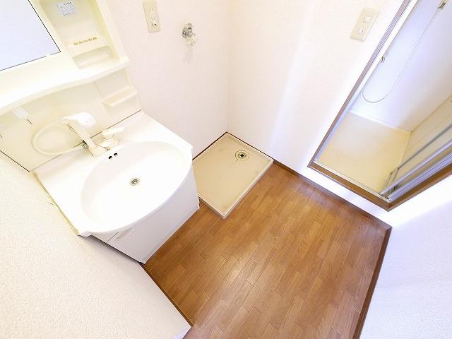 洗面設備　明るい洗面所です