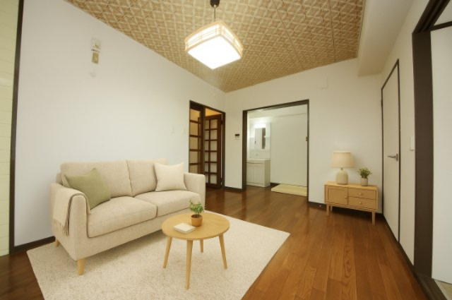 居室・リビング　バーチャルステージングの写真となります。家具家電等は付帯しま