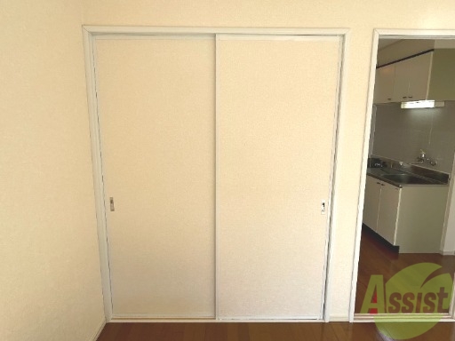 収納　収納はこちらのクローゼットをお使いください。