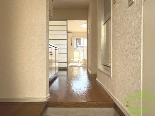 玄関　玄関からの様子です。すぐ部屋が見えないのは安心ですね。