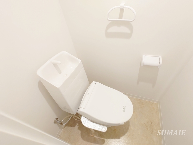 トイレ　温水洗浄機能付き付きトイレです☆