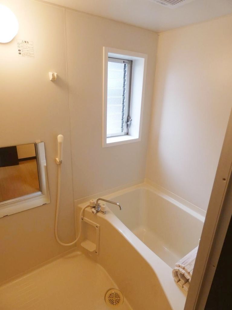 バス・シャワールーム　窓付きシステムバス