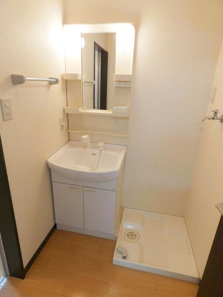 洗面設備　照明付きシャンプードレッサー・室内洗濯機置き場