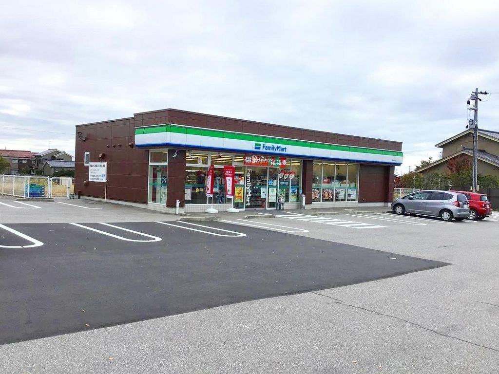 コンビニ　ファミリーマート滑川柳原店（コンビニ）まで680m