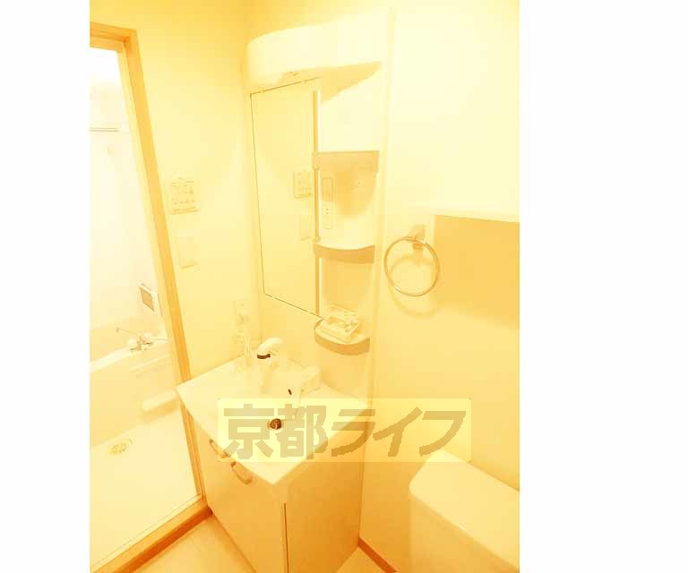 洗面設備　清潔感のある洗面所です。