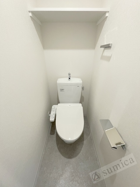 トイレ　人気アイテムの温水洗浄便座。清潔感のあるトイレです。