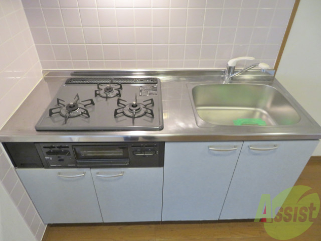 キッチン　コンロが３口もあるので料理の幅も広がりますね。