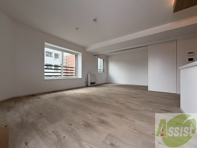 居室・リビング　木目のフローリングは落ち着きのある印象のお部屋になりますね。