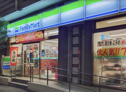 コンビニ　ファミリーマート 市谷柳町店（コンビニ）まで845m